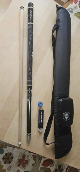 Sprzedam w bardzo dobrym stanie kij , pokrowiec, 2x kreda. — zdjęcie 1